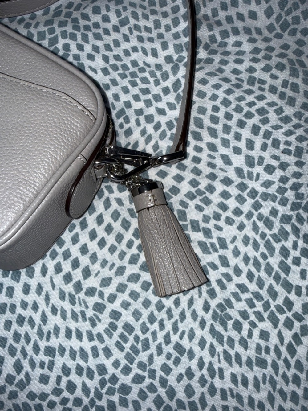 ⭐️Michael Kors Pebbled Leather Women’s Belt Bag in Light Gray⭐️ - Picture 4 of 8